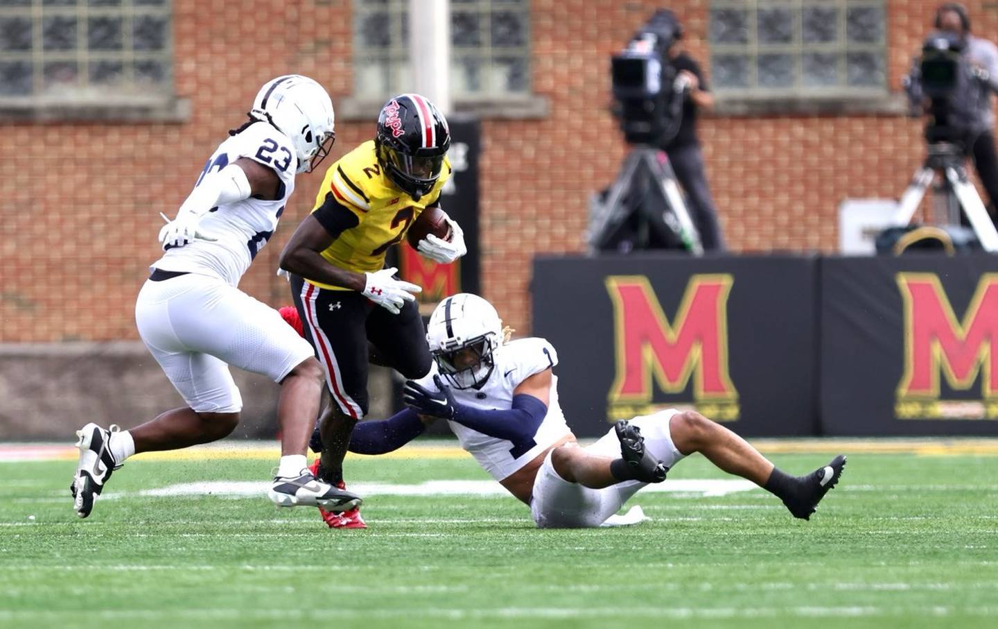 Maryland TE Corey Dyches for a short gain 1quarter against Penn St.  (Lexi Thompson for the Baltimore Banner)