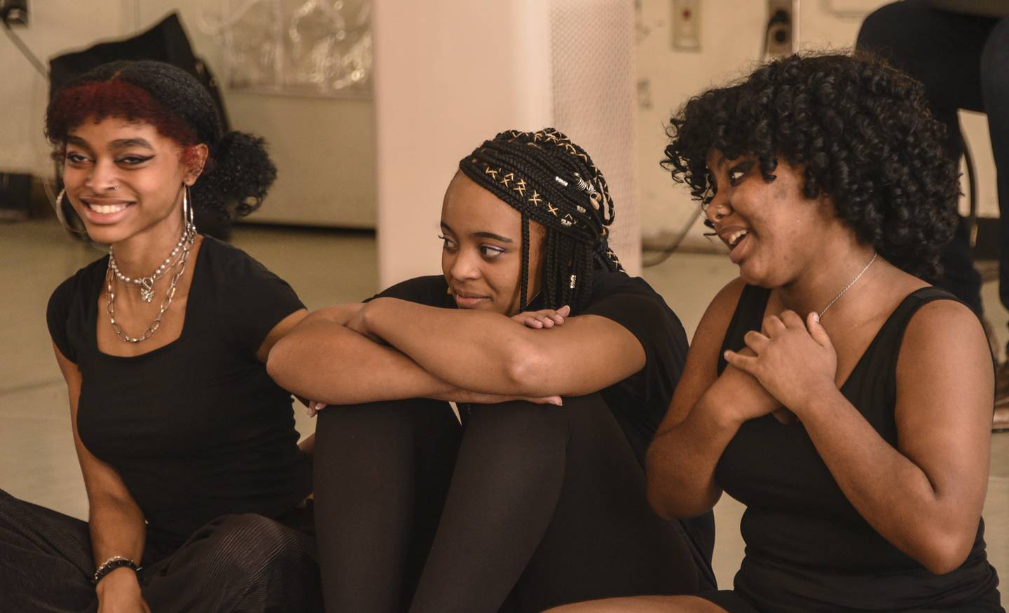 Current Baltimore School for the Arts theater students (from left) Indigo Turner, Shiane Sullivan, and Aliah Evans react to an answer from Moses Ingram, star of Lady in the Lake and BSA alum