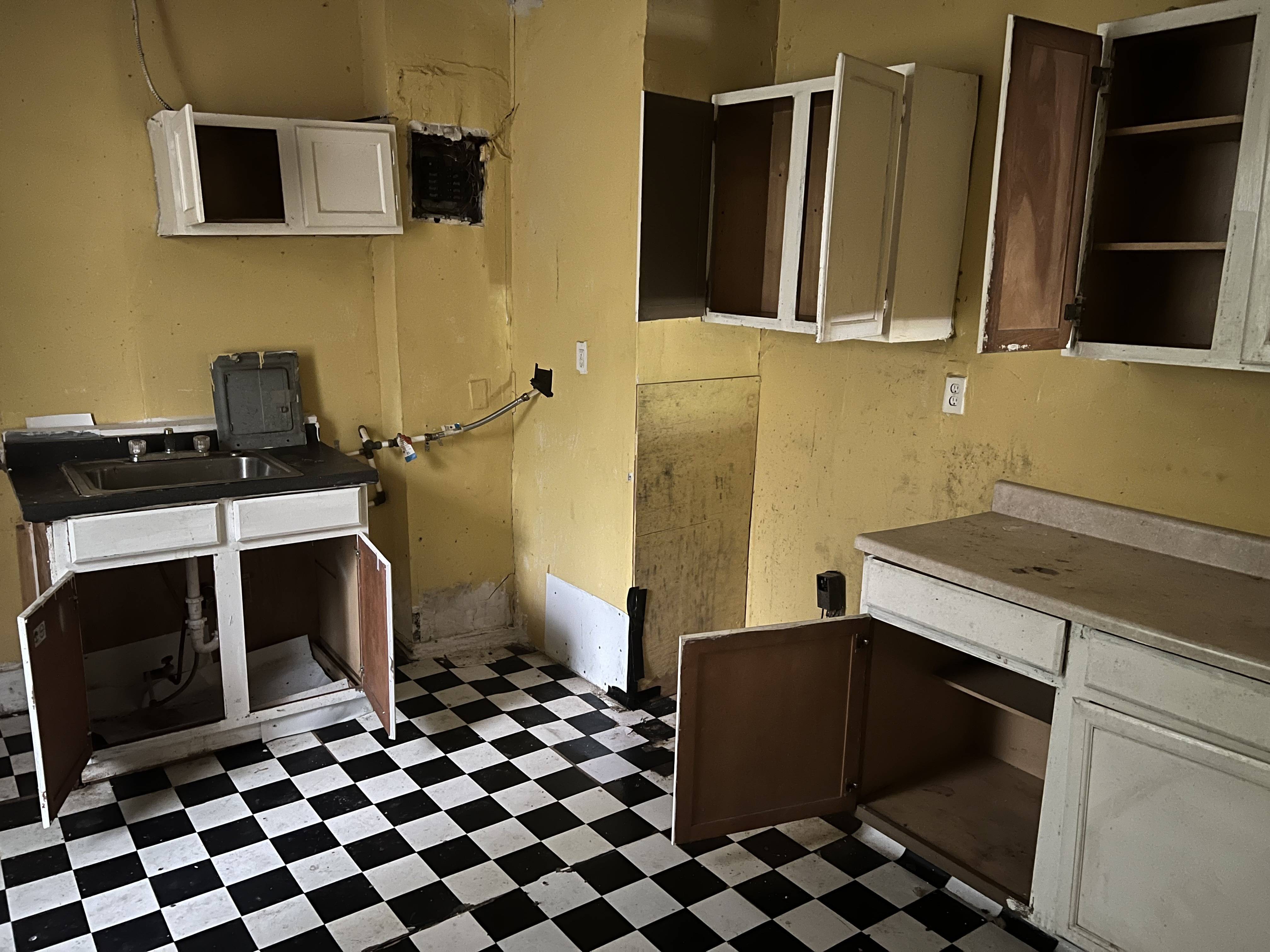 A Property Invest USA investor travelled to Baltimore to survey two properties they own. One was in terrible condition; another had been recently renovated. Neither was being rented.