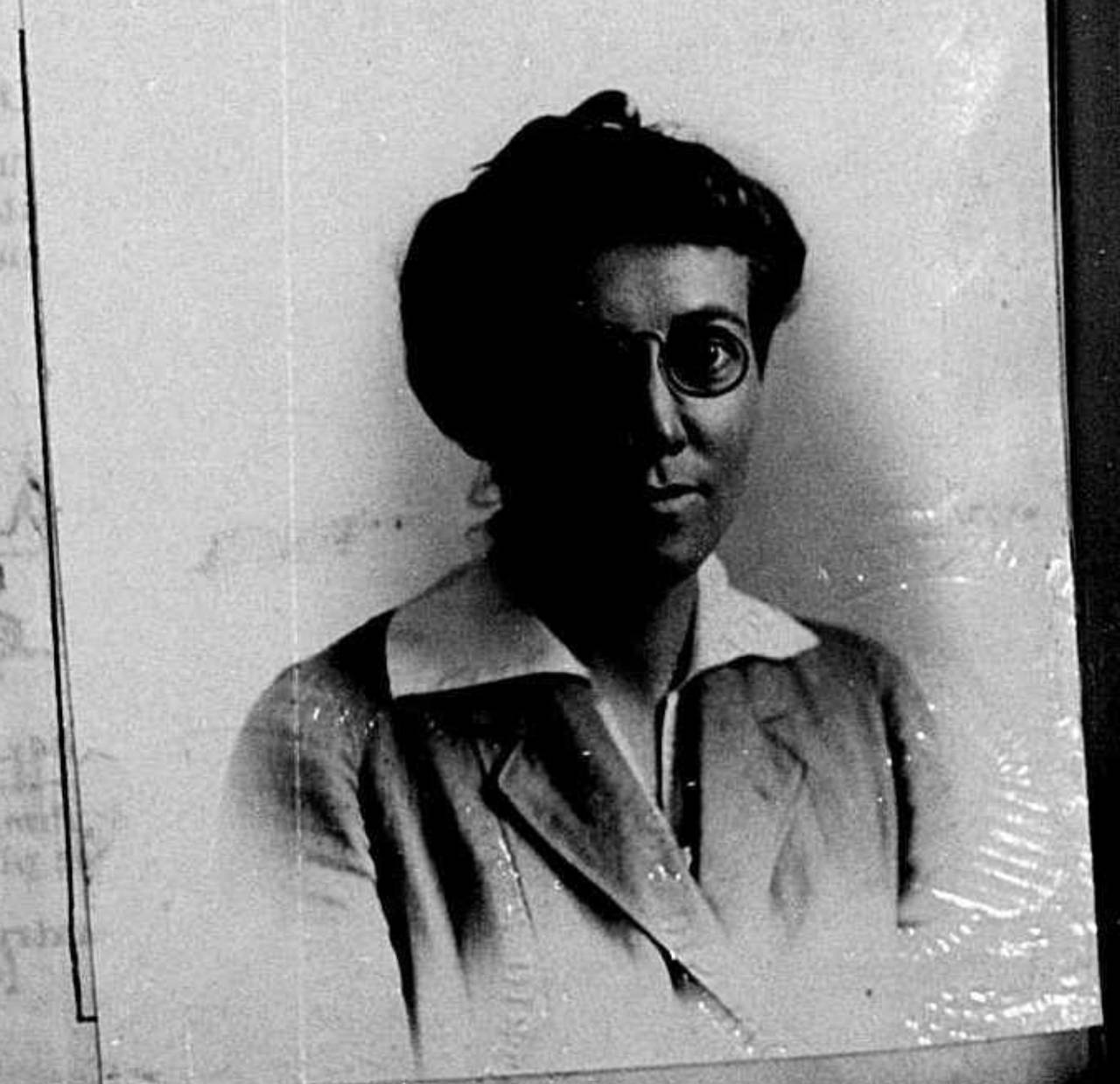A photo of Eleanor Robb Patterson that was attached to her 1919 passport application. (Source: United States Passport Applications, 1795-1925 microfilm)