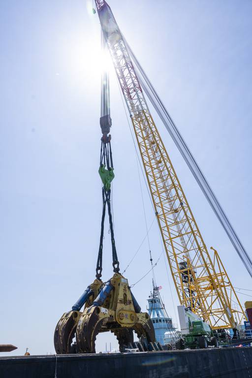 The 1000 metric ton hydraulic wreck grab, also known as “Gus” by crew members, is attached to the Chesapeake 1000 crane that is capable of lifting 1,000 tons of the debris.