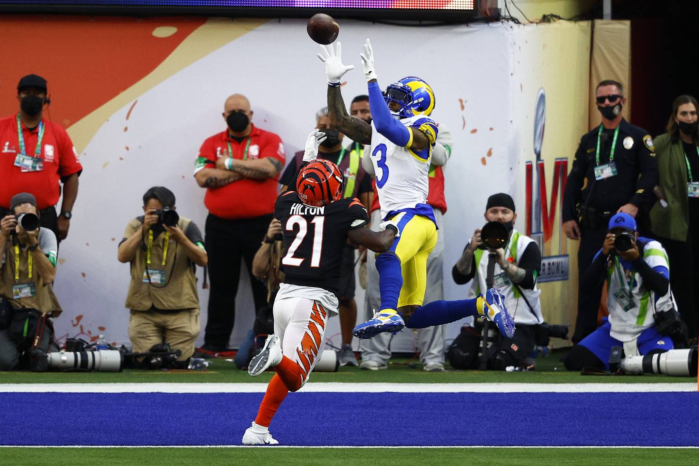 INGLEWOOD, CALIFORNIA - FEBRUARY 13: Odell Beckham Jr. #3 of the Los Angeles Rams makes a catch over Mike Hilton #21 of the Cincinnati Bengals for a touchdown in the first quarter during Super Bowl LVI at SoFi Stadium on February 13, 2022 in Inglewood, California.