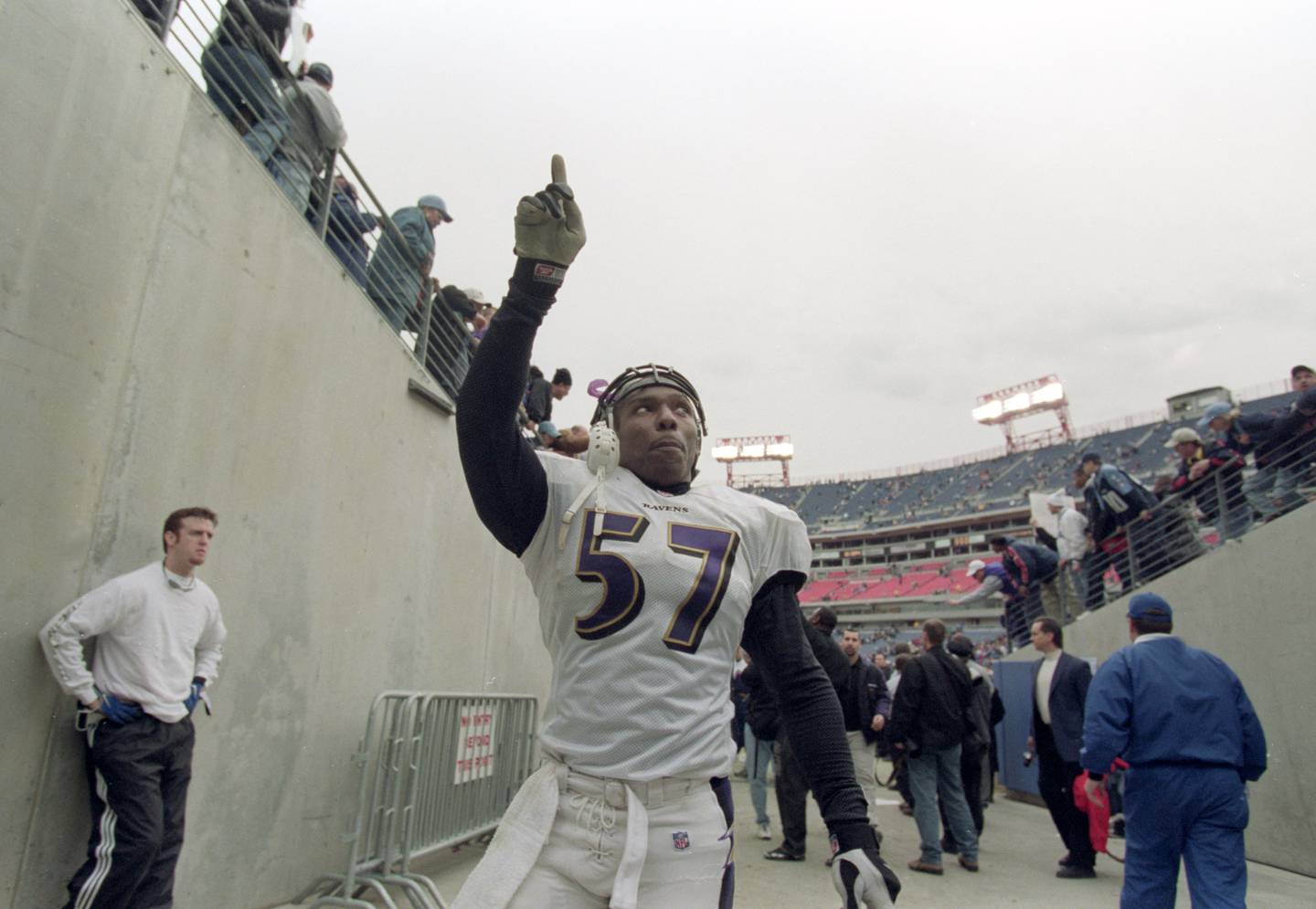 7 Jan 2001:  O.J. Brigance #57 of the Baltimore Ravens waves to fans during the AFC Divisional Playoffs Game against the Tennessee Titans at the Adelphia Coliseum in Nashville, Tennessee.  The Ravens defeated the Titans 24-10.Mandatory Credit: Andy Lyons  /Allsport