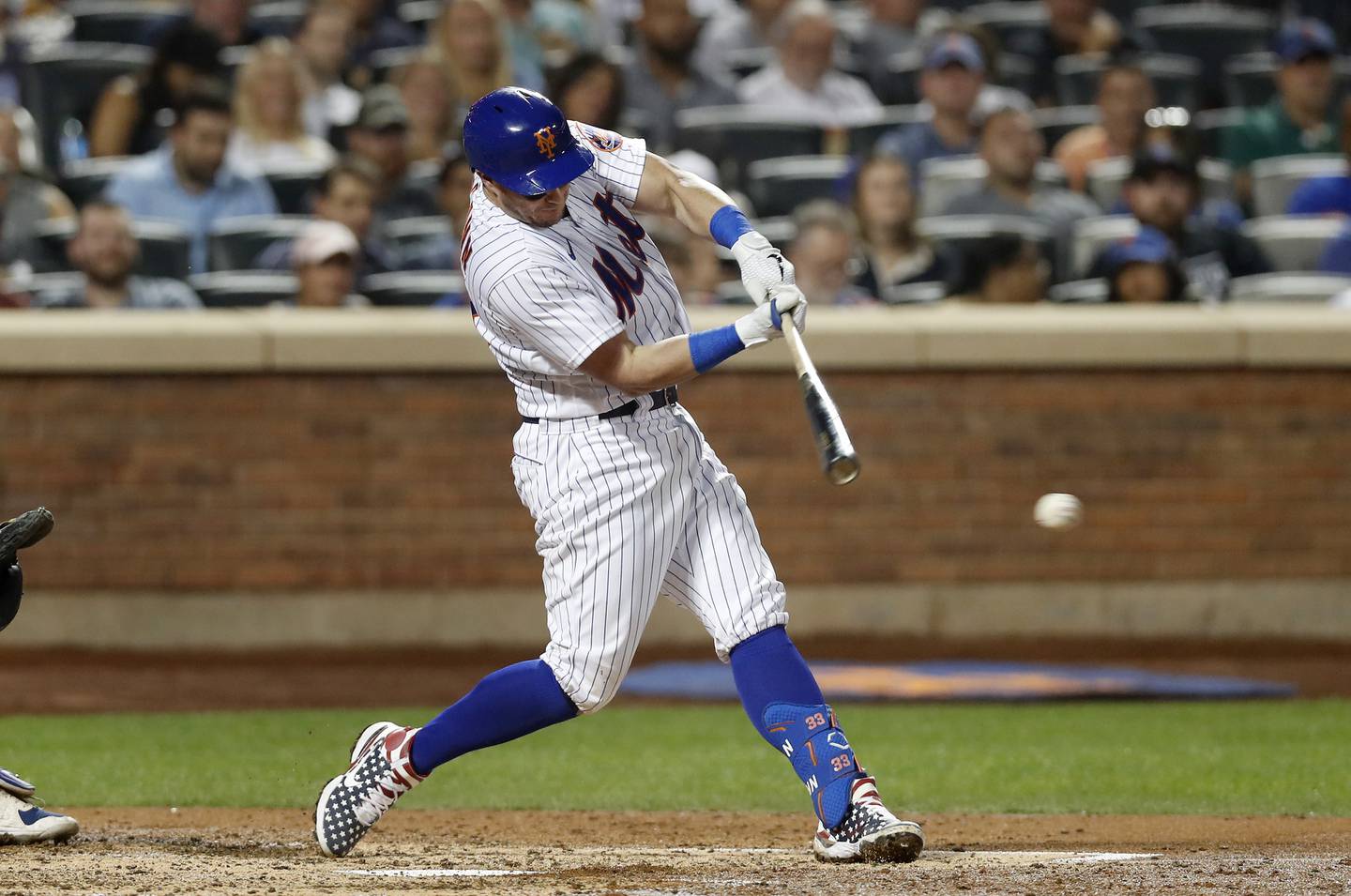NEW YORK, NEW YORK - SEPTEMBER 12:  James McCann #33 of the New York Mets connects on a fourth inning RBI base hit against the Chicago Cubs at Citi Field on September 12, 2022 in New York City.