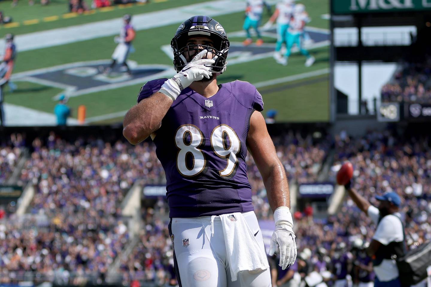 Mark Andrews #89 of the Baltimore Ravens celebrates a second quarter touchdown against the Miami Dolphins at M&T Bank Stadium on September 18, 2022 in Baltimore, Maryland.