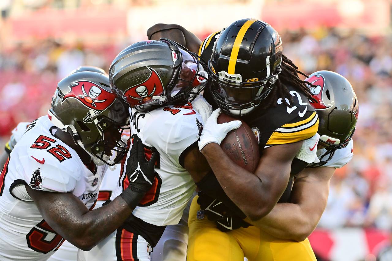 TAMPA, FLORIDA - AUGUST 11: Najee Harris #22 of the Pittsburgh Steelers runs the ball against Keenan Isaac #16 of the Tampa Bay Buccaneers in the first quarter during a preseason game at Raymond James Stadium on August 11, 2023 in Tampa, Florida. (Photo by Julio Aguilar/Getty Images)