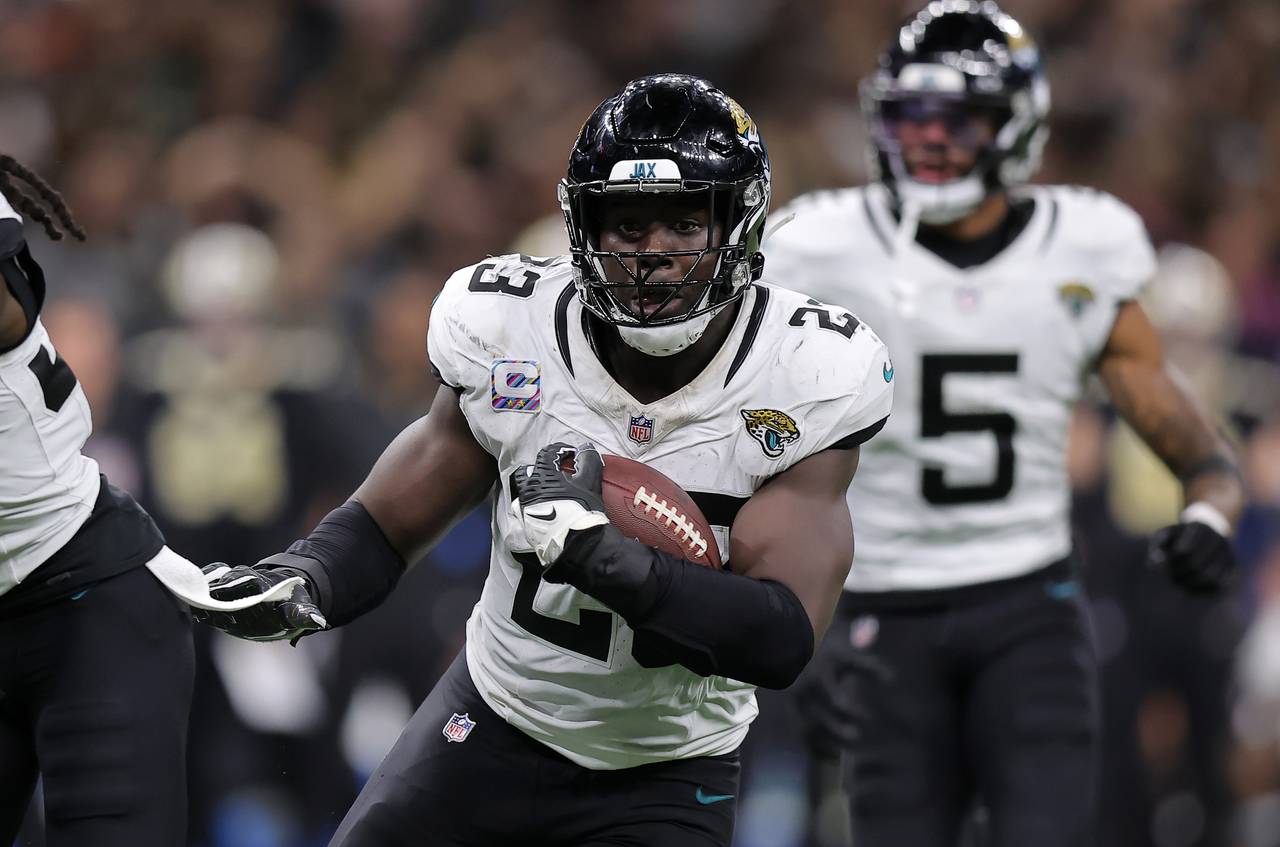 NEW ORLEANS, LOUISIANA - OCTOBER 19: Foyesade Oluokun #23 of the Jacksonville Jaguars returns an interception for a touchdown during the third quarter against the New Orleans Saints at Caesars Superdome on October 19, 2023 in New Orleans, Louisiana. (Photo by Jonathan Bachman/Getty Images)