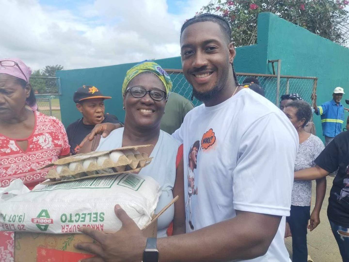 Orioles utilityman Jorge Mateo poses with a woman in San Luis, Dominican Republic, during a donation drive in December 2023. (Photo courtesy Alex Cotto)