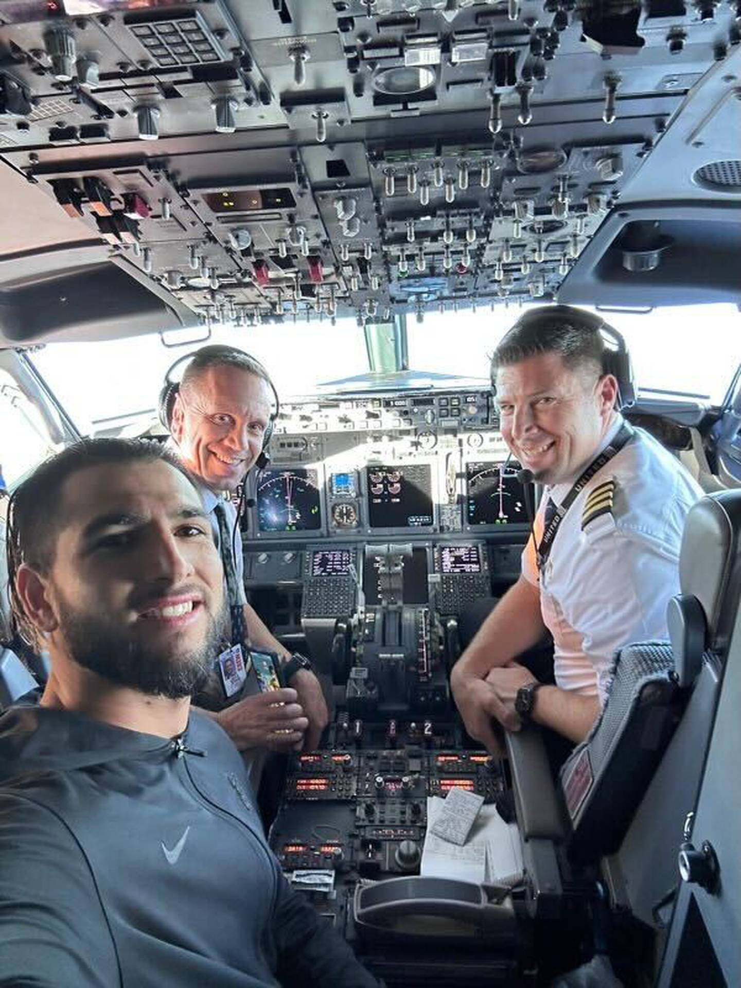 Cionel Pérez poses with Jeff Jeskie and Chad Dugie, pilots on the flight that took the Orioles home from Texas last week.